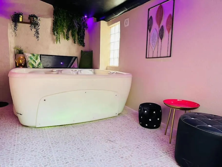 13 Nuances De Grey Jacuzzi Villa Marseilles 0*,  Frankrijk